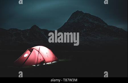 Zelt und Tryfan Peak bei Nacht, Snowdonia, North Wales Stockfoto