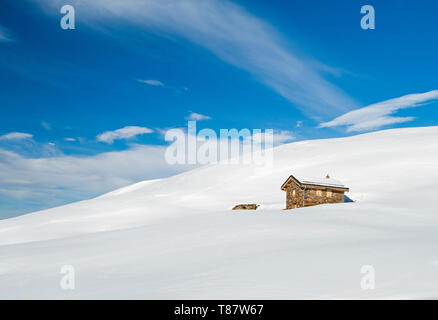 Panorama der schneebedeckten Hang auf alpine Mountain mit Fernbedienung small stone House Residence Stockfoto