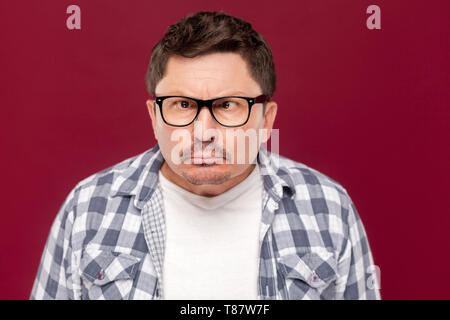 Closeup Portrait von Crazy lustig im mittleren Alter Geschäftsmann in lässig-kariertem Hemd, Brillen und Schnurrbart Stehen mit gekreuzten Augen und suchen. Stockfoto