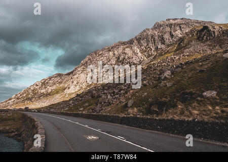 Tryfan Peak und die A5, Snowdonia, North Wales Stockfoto