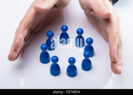 Nahaufnahme von einer Person schützende Hand blau Bauern bilden Kreis Stockfoto