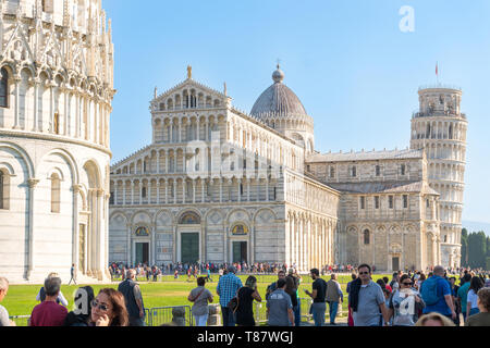 Pisa, Italy-October 21, 2018: Touristen unter den symbolischen Orten von Pisa bewundern die Schönheit und die Bilder der an einem sonnigen Tag Stockfoto