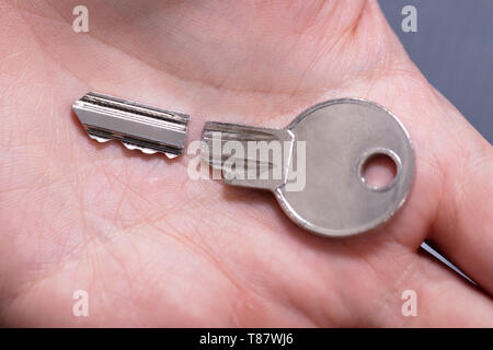 In der Nähe der Person Hand Silber zerbrochenen Schlüssels Stockfoto