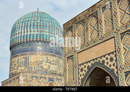 Blick auf den Bibi-Khanym Moschee, eine der größten Moscheen der islamischen Welt, von Timur im 15. Jahrhundert erbaut, Samarkand, Usbekistan Stockfoto