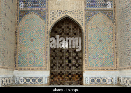 Blick auf den Bibi-Khanym Moschee, eine der größten Moscheen der islamischen Welt, von Timur im 15. Jahrhundert erbaut, Samarkand, Usbekistan Stockfoto