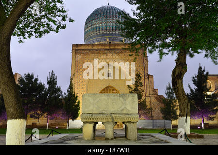 Blick auf den Marmor Qur'an stehen. Bibi-Khanym Moschee bei Nacht, eine der größten Moscheen der islamischen Welt, von Timur im 15. Jahrhundert erbaut, Samarkand, Uz Stockfoto