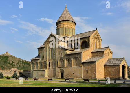 Svetitskhoveli orthodoxen Kathedrale in der historischen Stadt Mtskheta, Georgia. Kirche mit Wandgemälde des Tierkreises. Stockfoto