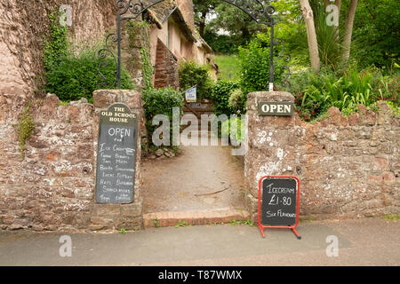 Eingang zu den traditionellen Village Tourist shop, Cockington, Devon, England, Großbritannien Stockfoto