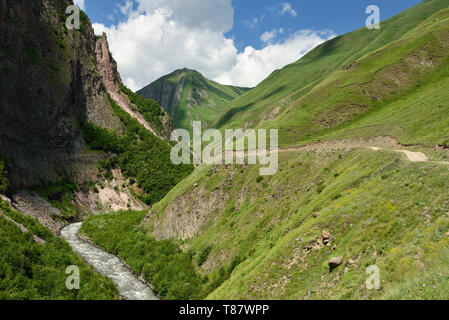 Kaukasus Berge, schöne Truso Truso Schlucht in der Nähe der Kazbegi Stadt, Geprgia Stockfoto