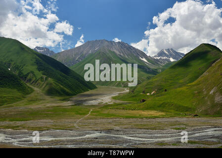 Kaukasus Berge, schöne Truso Truso Schlucht in der Nähe der Kazbegi Stadt, Geprgia Stockfoto