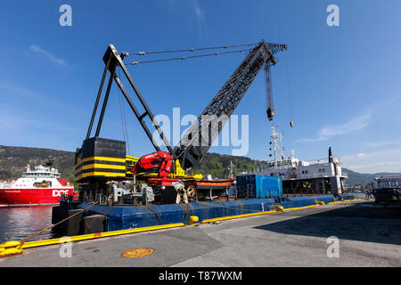 Kran Schiff Tronds Lift 6 in den Hafen von Bergen, Norwegen Stockfoto