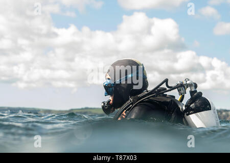 Taucher an der Oberfläche in cornwall, trägt cressi Maske und Bauchat halbtrocken Stockfoto