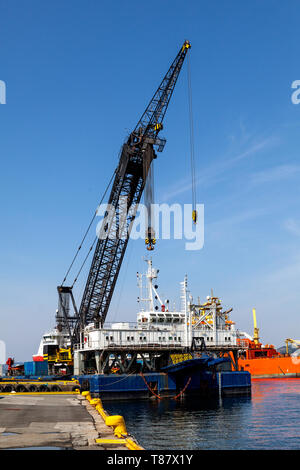 Kran Schiff Tronds Lift 6 in den Hafen von Bergen, Norwegen Stockfoto