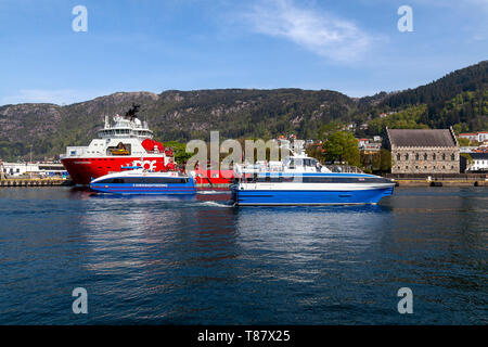 Treffen der beiden Fahrgast Katamaran. Rygercruise Hardangerprins anreisen, verlassen den Hafen von Bergen, Norwegen. Offshore Supply Vessel Skan Stockfoto