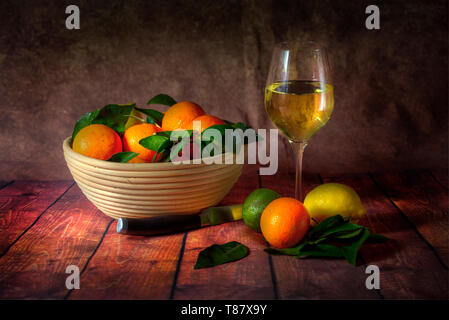 Zitrusfrüchte und Wein Stockfoto