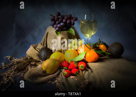 Eine Mischung aus Obst und ein Glas Wein. Stockfoto