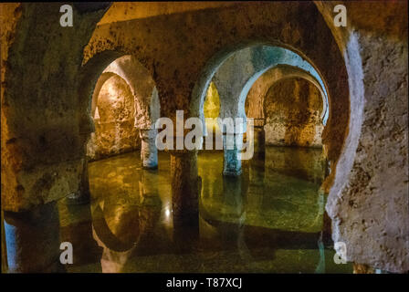 Caceres, Spanien - April 2019: Hispanic arabische Zisterne, der ehemaligen Moschee in Caceres, Spanien Stockfoto