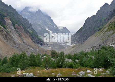 Gletscher Chalaadi in der Mestiachala Tal am Fluss Chal entfernt, in der Nähe von Mestia Georgien Region Swanetien. Stockfoto