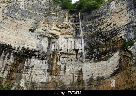 Satsiskvilos kinchkha Wasserfall im Tal, in der Nähe von Kutaissi in Imereti Region, Georgia Stockfoto