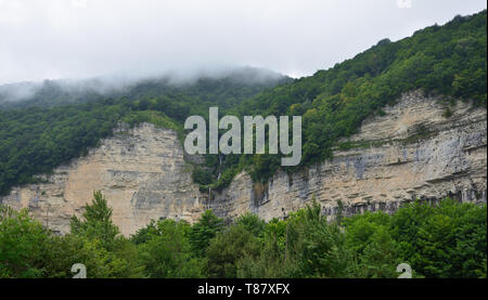 Satsiskvilos kinchkha Wasserfall im Tal, in der Nähe von Kutaissi in Imereti Region, Georgia Stockfoto