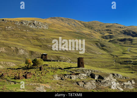 Parsma Dorf Tuscheti region, Georgia. Verteidigungstürme auf den Kaukasus trekking. Stockfoto