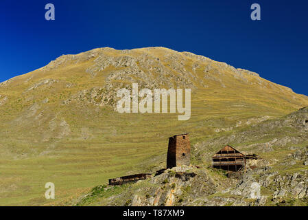 Parsma Dorf Tuscheti region, Georgia. Verteidigungstürme auf den Kaukasus trekking. Stockfoto