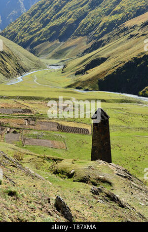 Parsma Dorf Tuscheti region, Georgia. Verteidigungstürme auf den Kaukasus trekking. Stockfoto