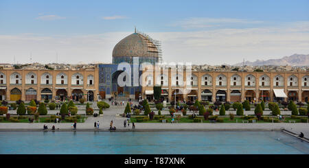 ESFAHAN, IRAN - 26. OKTOBER 2018: Naghsh-i Jahan Square und Sheikh Lotfollah Moschee eines der architektonischen Meisterwerke der Iranischen. Stockfoto