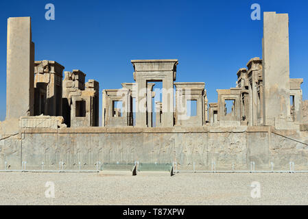 Die Ruinen von Persepolis Palast im Alten Gebäudekomplex in der Nähe der östlichen Zivilisation mit persischen Architektur, Pars-Iran. Stockfoto