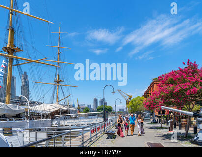 Puerto Madero Buenos Aires. Hafenviertel Puerto Madero in der Nähe des Museums Schiff ARA Presidente Sarmiento, Buenos Aires, Argentinien Stockfoto