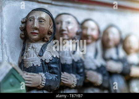 Die geschnitzten Figuren auf der eindrucksvollen Denkmal für Sir John popham im Norden Chor Gang von St. Johannes der Täufer Kirche, Wellington, Somerset. Stockfoto