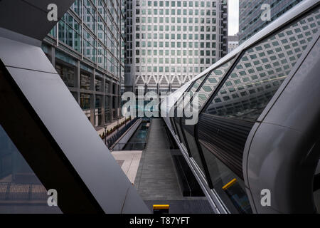 Blick von Crossrail Ort der Adams Plaza Brücke mit den Wolkenkratzern von Canary Wharf, London Stockfoto