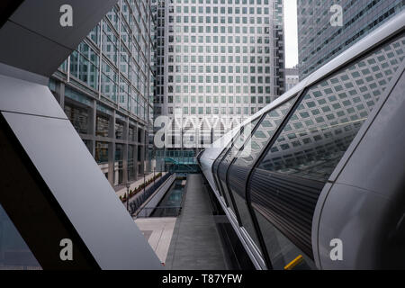 Blick von Crossrail Ort der Adams Plaza Brücke mit den Wolkenkratzern von Canary Wharf, London Stockfoto