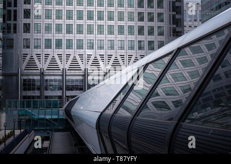 Blick von Crossrail Ort der Adams Plaza Brücke mit den Wolkenkratzern von Canary Wharf, London Stockfoto