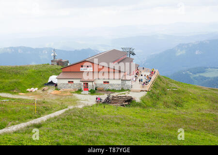 Niedere Tatra, Slowakei - Juli, 2018: Touristen wandern in der Nähe von Tourist House auf Chleb Berg der Niederen Tatra, Slowakei Stockfoto