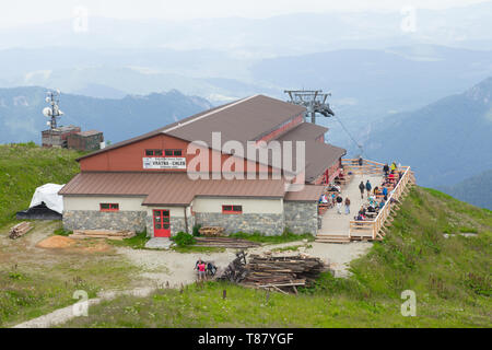 Niedere Tatra, Slowakei - Juli, 2018: Touristen wandern in der Nähe von Tourist House auf Chleb Berg der Niederen Tatra, Slowakei Stockfoto