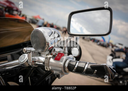 Tiraspol, Moldau - Mai 11, 2019: Honda Motorrad gas Knopf, Musik Spalte und Spiegel an Street drag racing Stockfoto