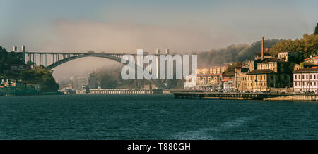 Brücken überqueren den Fluss Douro Portugal Porto Stockfoto