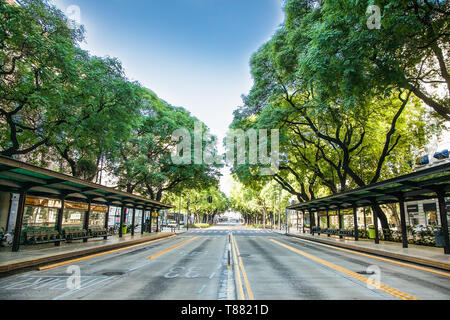 Buenos Aires Argentinien - Dec 25, 2018: Metrobus Station in die Av. Paseo Colon in Buenos Aires, Argentinien. Stockfoto