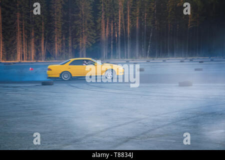 Bild diffusion Rennen drift Auto mit viel Rauch von brennenden Reifen auf Speed Spur verwischt. Stockfoto