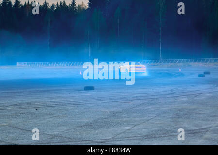 Bild diffusion Rennen drift Auto mit viel Rauch von brennenden Reifen auf Speed Spur verwischt. Stockfoto