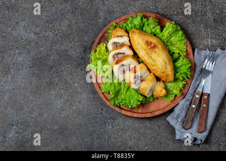 Peruanische chilenischen traditionelles Gericht PAPA RELLENA Fleisch gefüllte Kartoffel auf Holzplatte Kartoffelpüree Stockfoto