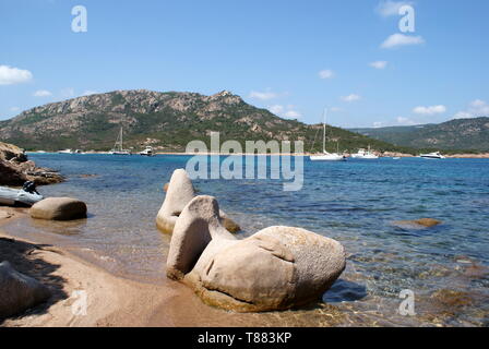 Großen Felsen am Strand und Yachten im Golf von Porto Novo, Korsika, Frankreich verankert Stockfoto