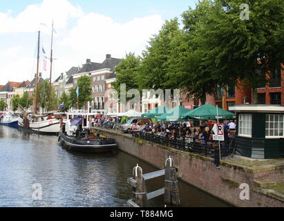 Groningen. Juli -29-2017. Historische Segelschiffe und Menschen auf einer Terrasse über die Hoge der Aa in der Stadt Groningen. Die Niederlande Stockfoto