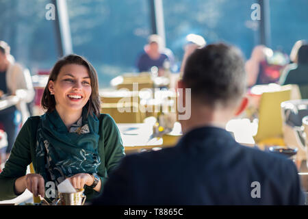 Glücklich lächelnde Paar Freizeit suchen einander beim Mittagessen im luxuriösen Restaurant Stockfoto