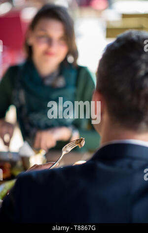 Glücklich lächelnde Paar Freizeit suchen einander beim Mittagessen im luxuriösen Restaurant Stockfoto
