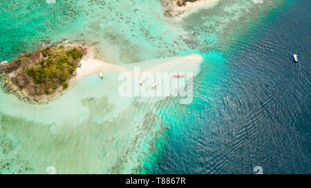 Kleine torpic Insel mit weißem Sandstrand, Ansicht von oben. Inseln Bulog Dos. Touristische Routen Philippinen Luftaufnahme. Philippinen, Palawan Stockfoto
