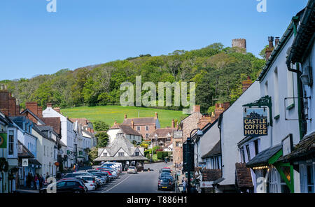 Ein Blick auf Dunster Dorf in Somerset, England, Großbritannien die Straße runter vom Schloss entfernt suchen Stockfoto