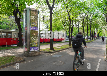 Wiener Ringstraße, Ansicht von hinten von einem Mann mit dem Fahrrad auf einem Radweg als Straßenbahn bewegt sich entlang der Ringstraße im Zentrum von Wien, Wien, Österreich. Stockfoto