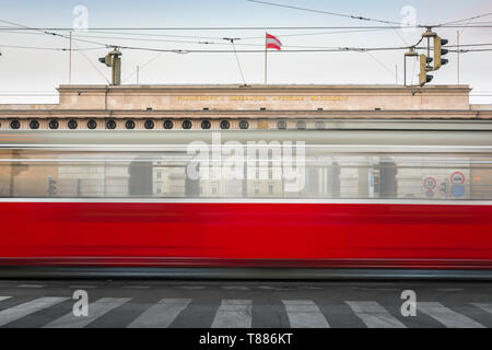 Vienna City Transport, Blick auf eine Straßenbahn auf der Ringstraße in Wien Beschleunigung hinter der (Heldenplatz) Eingang zur Hofburg, Österreich. Stockfoto